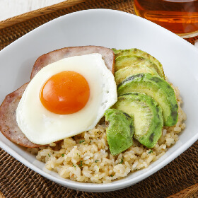 焼きアボカドのだしパラハムエッグ丼