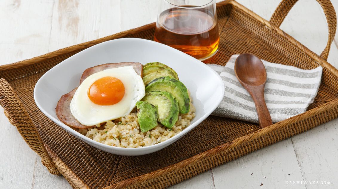 焼きアボカドのだしパラハムエッグ丼