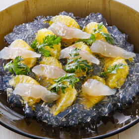 お刺身と柑橘のだしジュレがけ