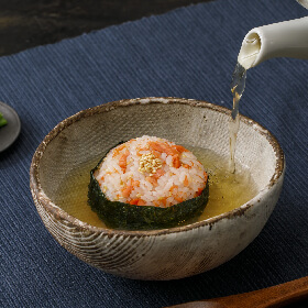 鮭おにぎりのだしかけ茶漬け