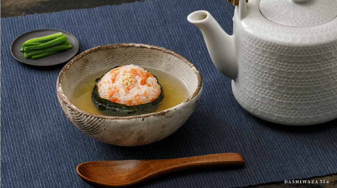 鮭おにぎりのだしかけ茶漬け