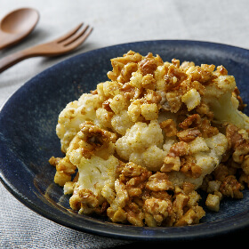 カリフラワーとクルミのだしシャカホットサラダ